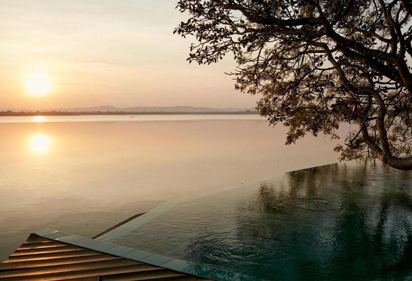 Отель Ekho Lake House