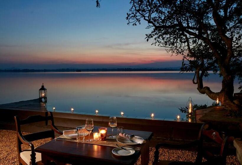 Отель Ekho Lake House