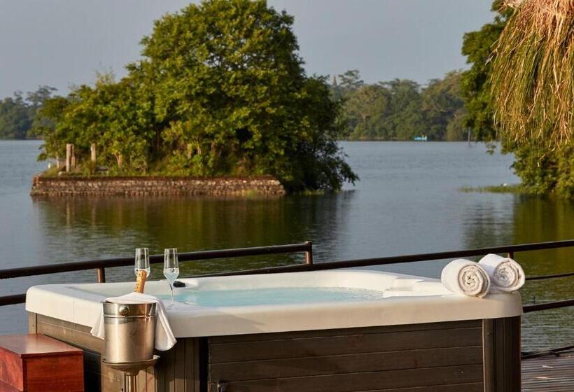 Отель Ekho Lake House