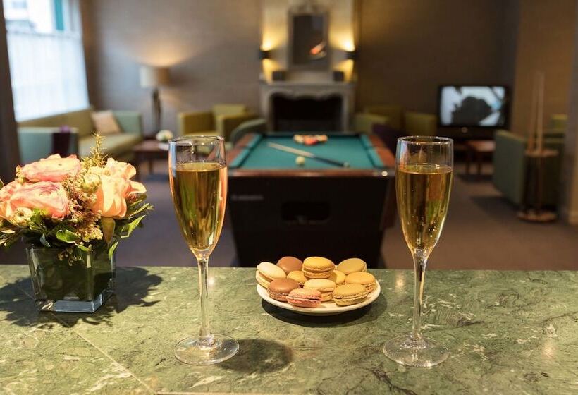 ホテル Montbriand Antony  Ancien Alixia