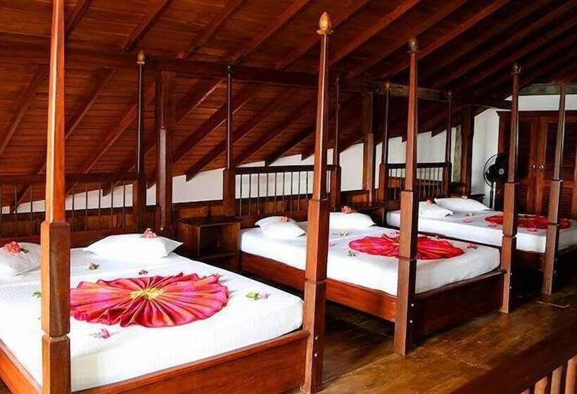 Отель The Mount Royal