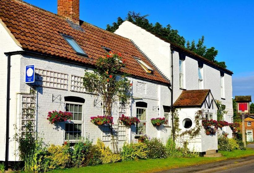 בית מלון כפרי The Red Lion Inn