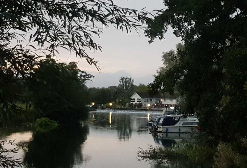 فندق The Riverside Inn