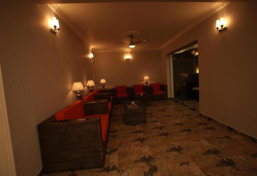 Отель Travellers Nest Kandy