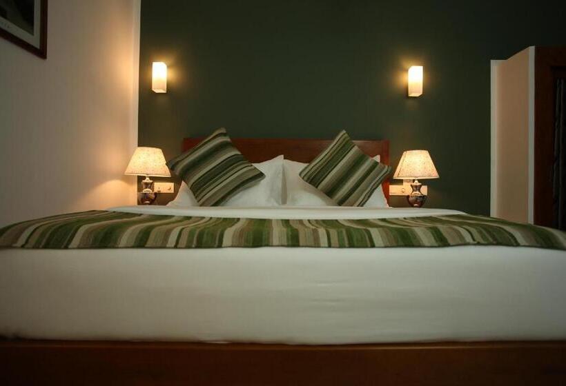 Отель Travellers Nest Kandy