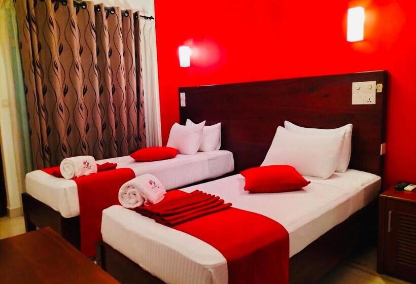 Отель Travellers Nest Kandy