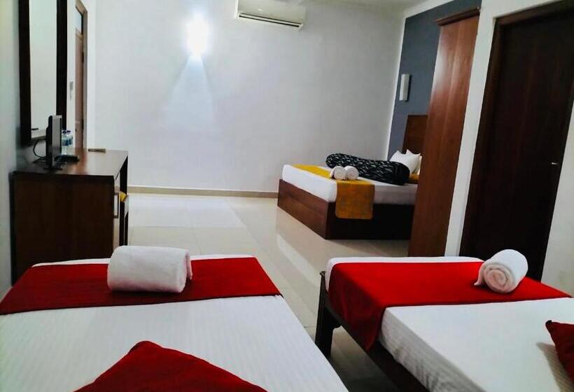 Отель Travellers Nest Kandy