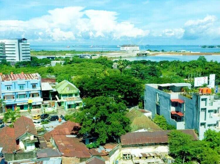 Travellers Hotel Phinisi