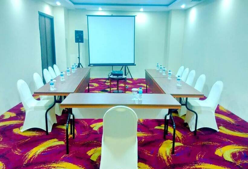 Travellers Hotel Phinisi