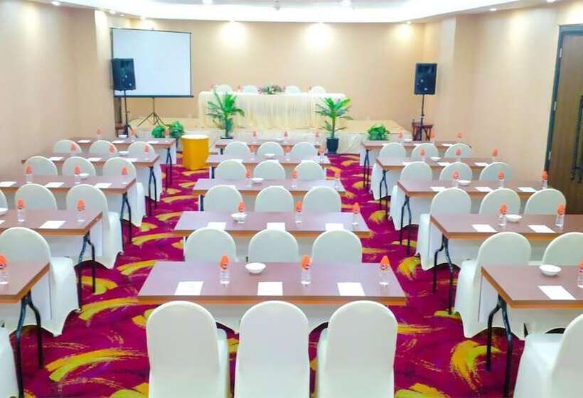 Travellers Hotel Phinisi