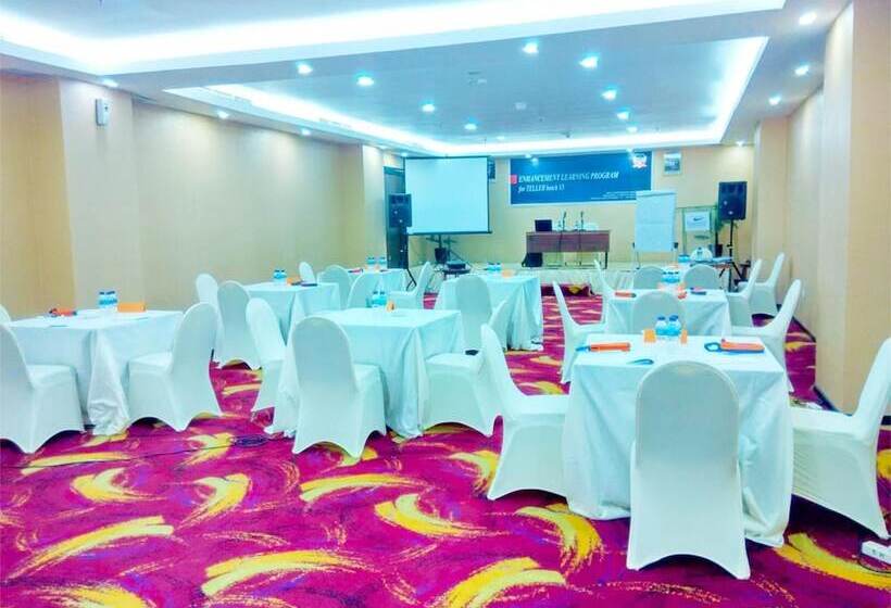 Travellers Hotel Phinisi