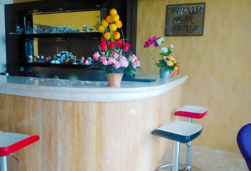 Travellers Hotel Phinisi