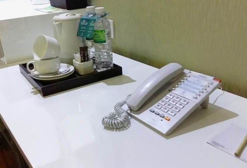 Travellers Hotel Phinisi