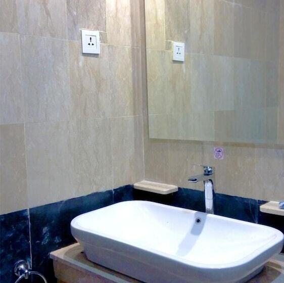 Travellers Hotel Phinisi