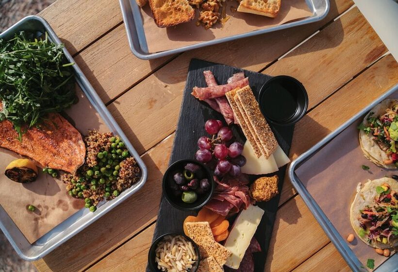 فندق Under Canvas Glacier