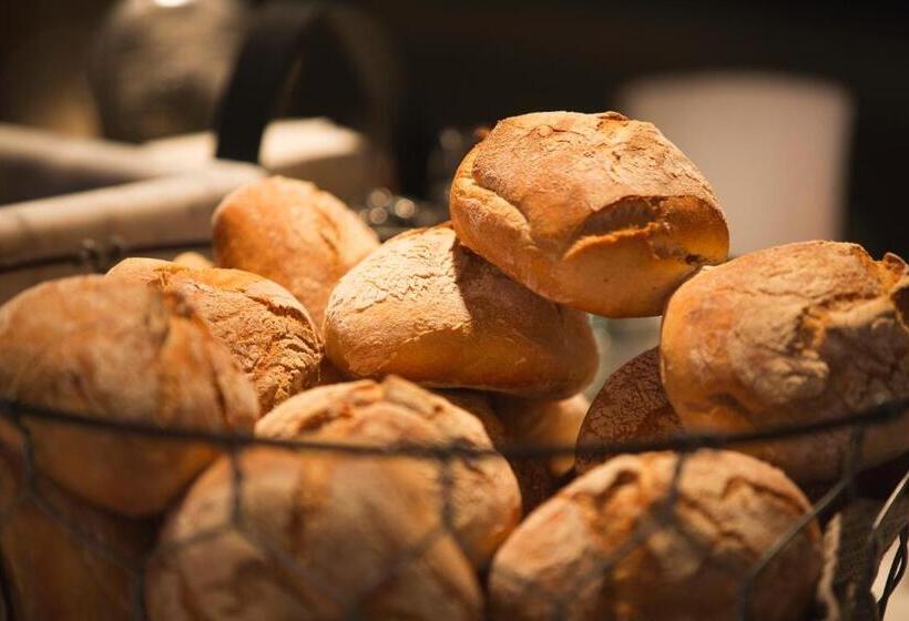 호텔 With Urban Deli