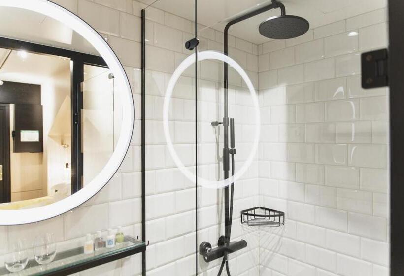 호텔 With Urban Deli