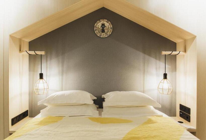 호텔 With Urban Deli