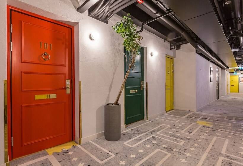 호텔 With Urban Deli