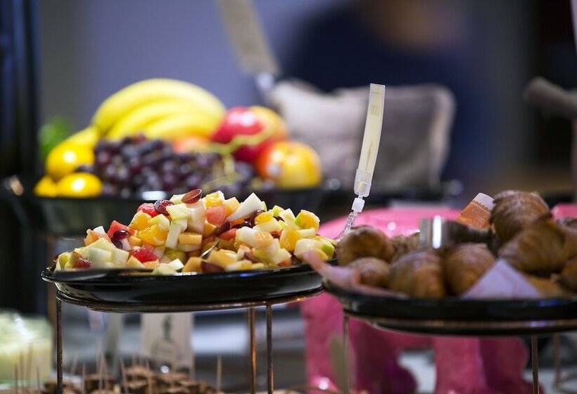 호텔 With Urban Deli