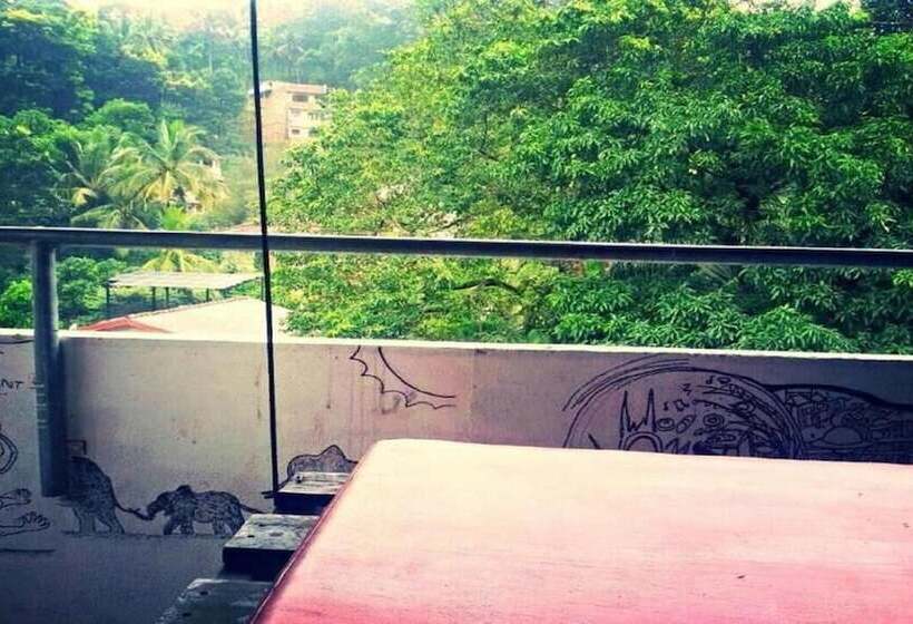 Kandy Walkers Hostel