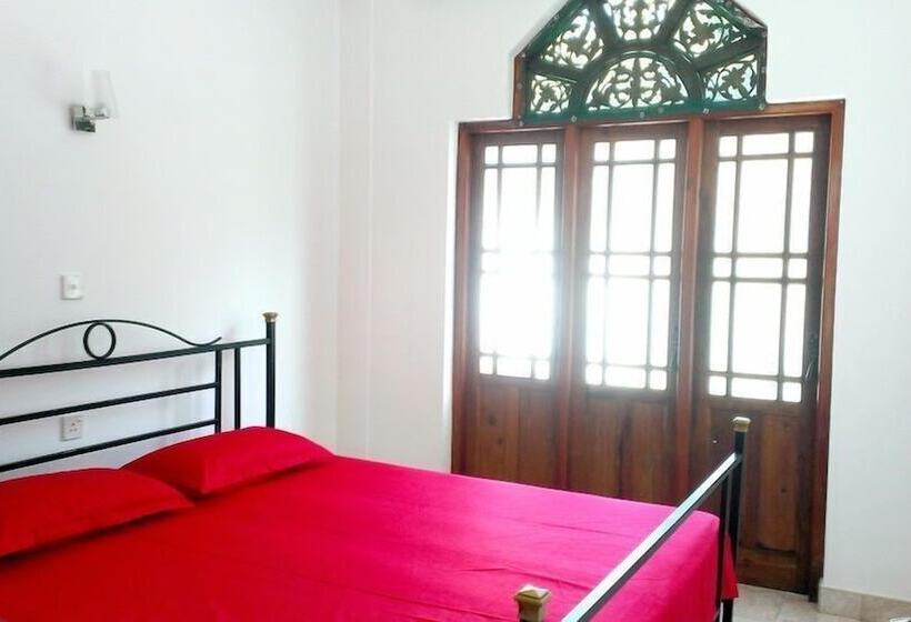 Kandy Walkers Hostel