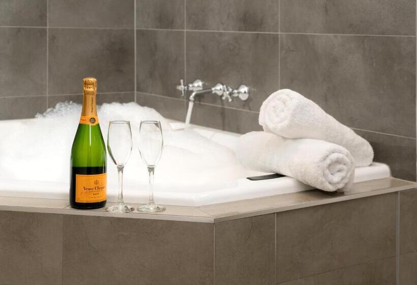 فندق على الطريق Boathouse Resort Studios And Suites