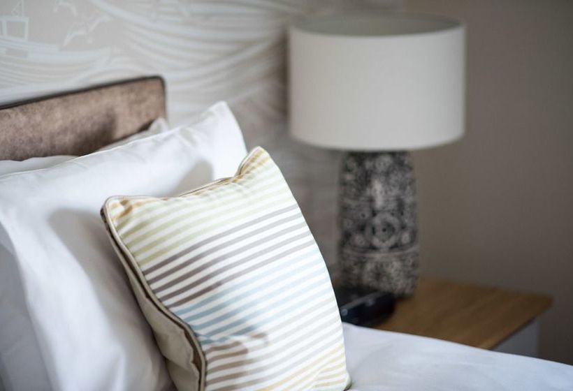 Пансион Freshwater Bay House