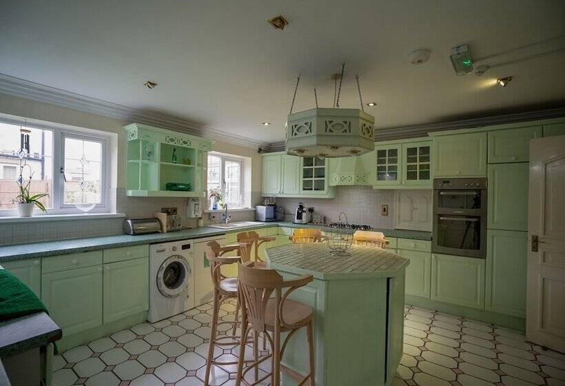 Пансион Oakcroft Guesthouse Manchester Airport