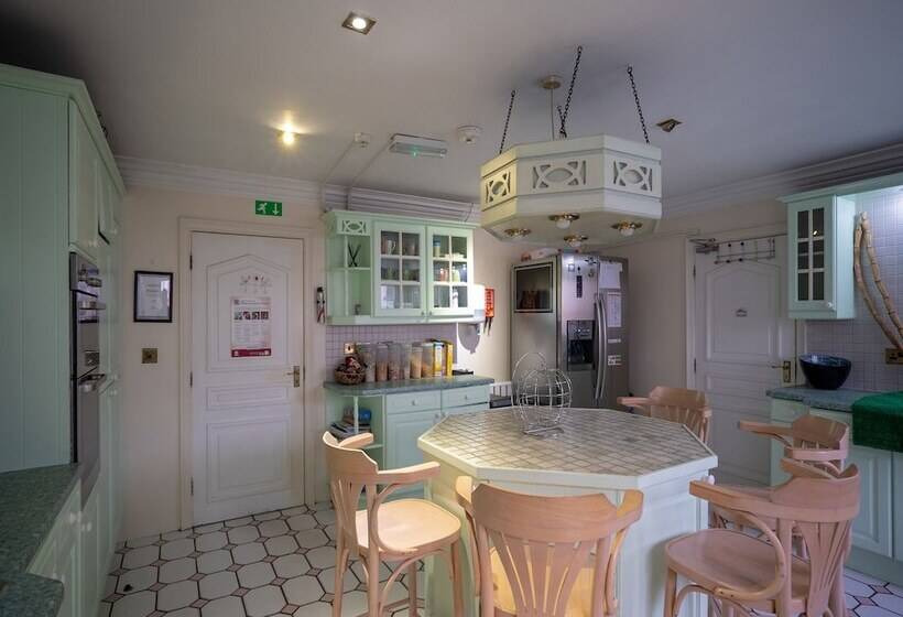 Пансион Oakcroft Guesthouse Manchester Airport