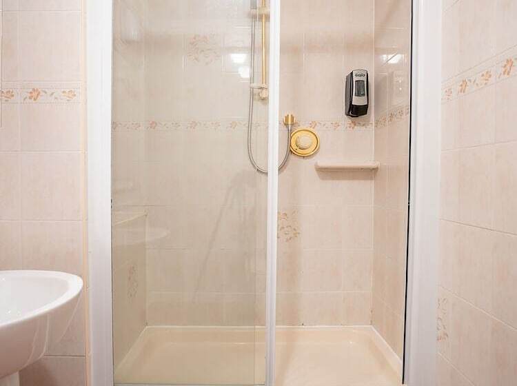 Пансион Oakcroft Guesthouse Manchester Airport