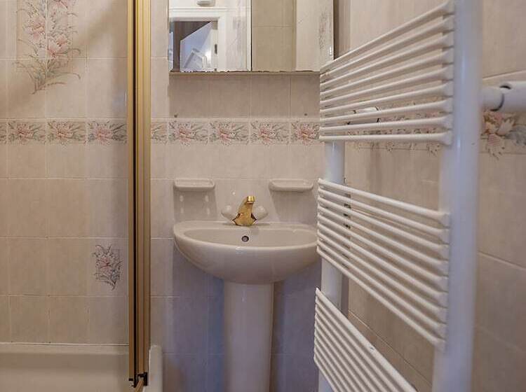 Пансион Oakcroft Guesthouse Manchester Airport