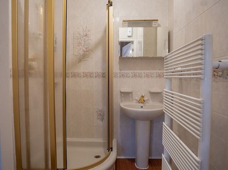 Пансион Oakcroft Guesthouse Manchester Airport