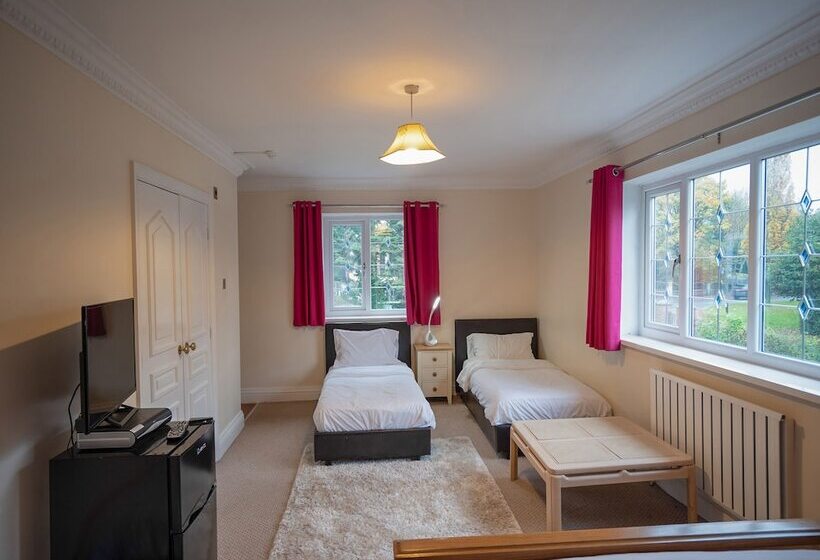 Пансион Oakcroft Guesthouse Manchester Airport