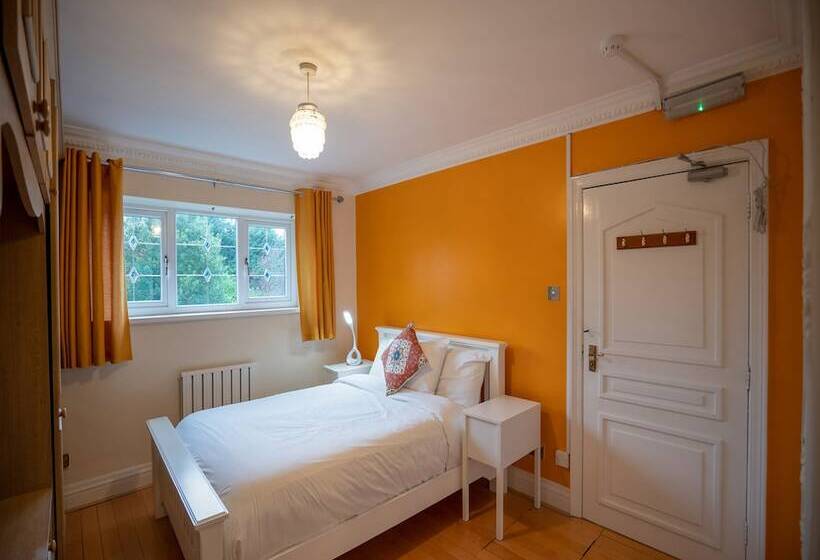 Пансион Oakcroft Guesthouse Manchester Airport