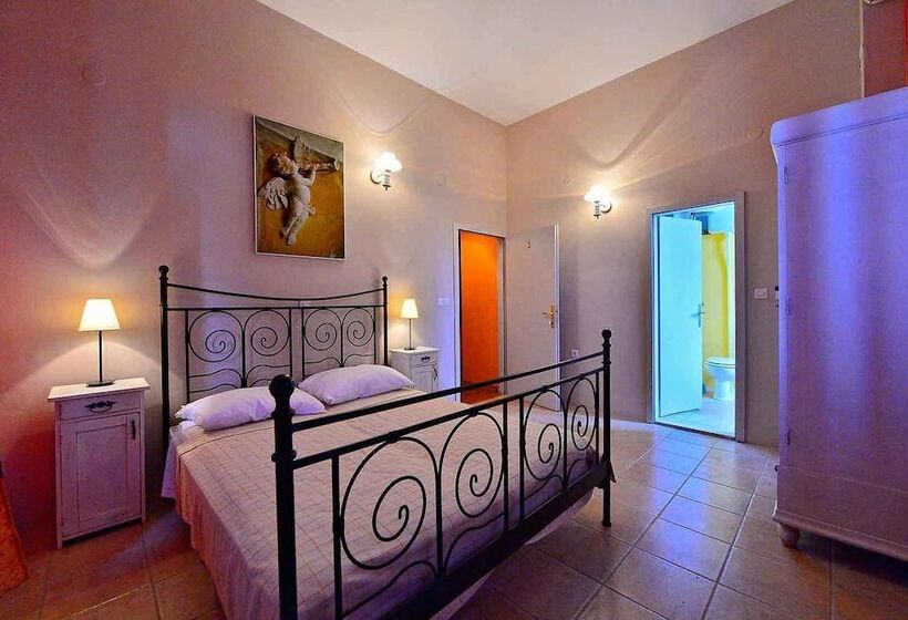 פנסיון Villa Skula