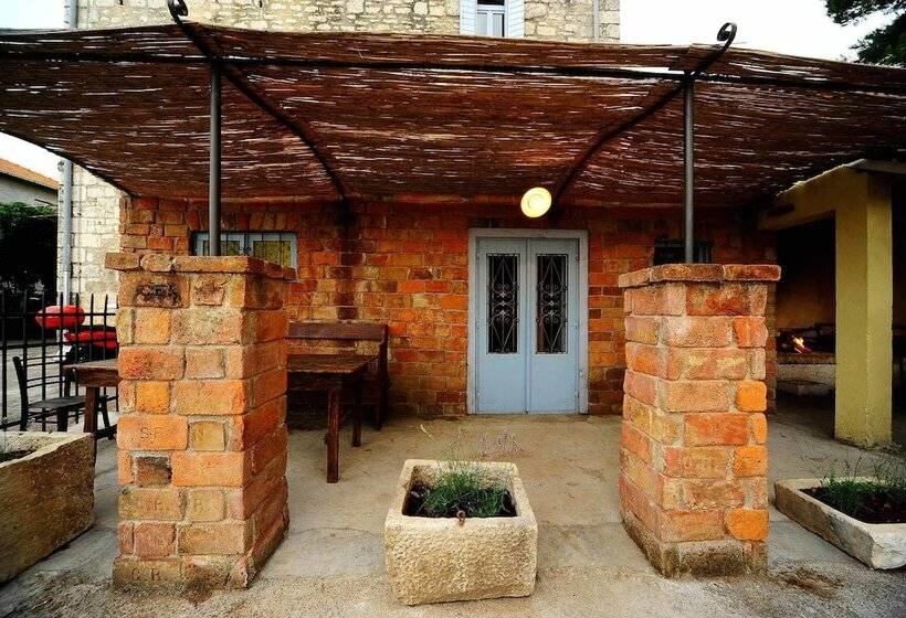 פנסיון Villa Skula