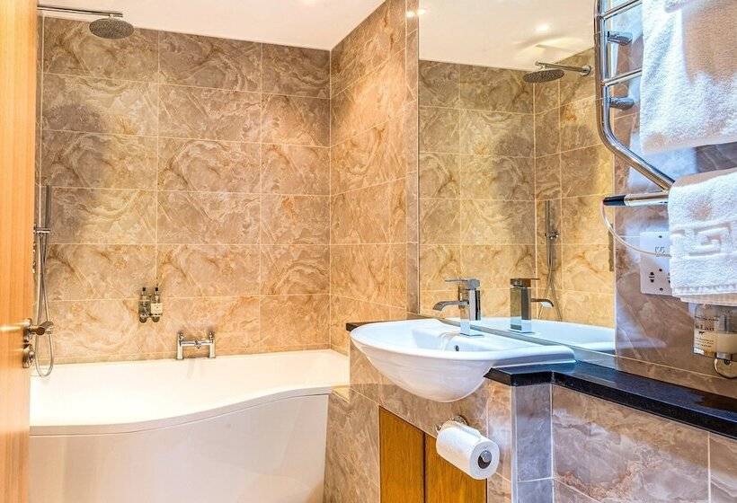 Royal Athenaeum Suites