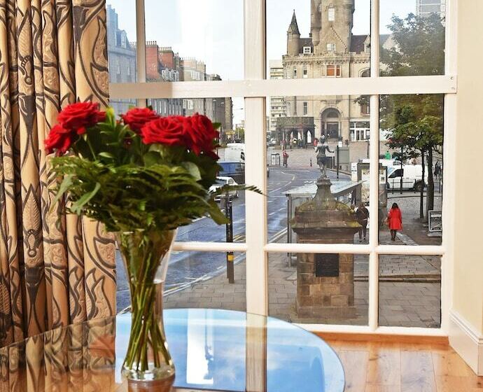 Royal Athenaeum Suites