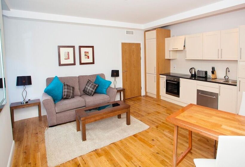 Royal Athenaeum Suites