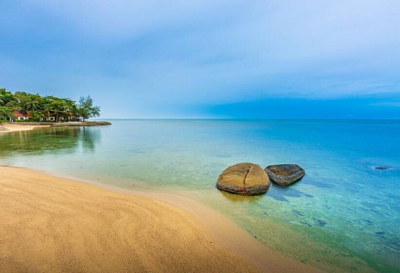 Three Trees Samui Resort   Sarocha Villa