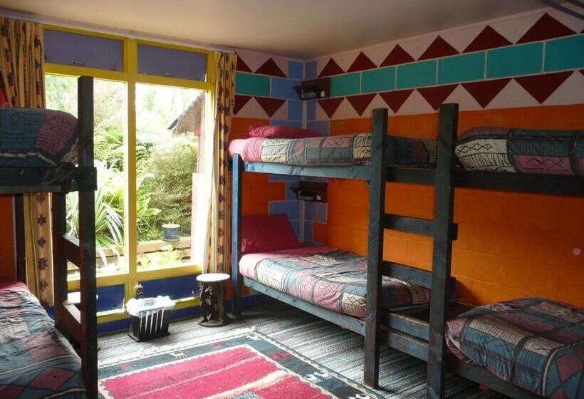 הוסטל Global Village Travellers Lodge