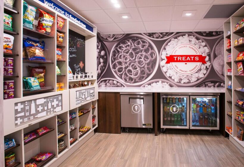 בית מלון כפרי Chateau Fredericton, Trademark Collection By Wyndham