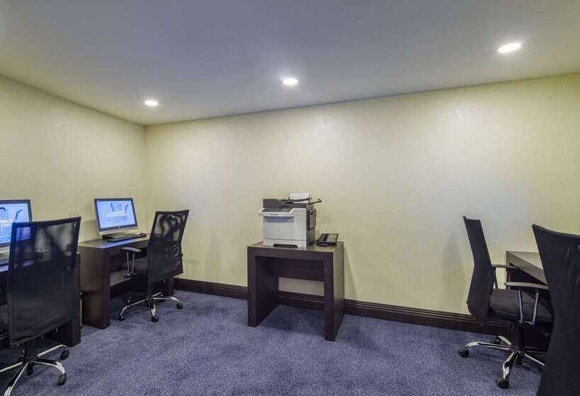 בית מלון כפרי Chateau Fredericton, Trademark Collection By Wyndham