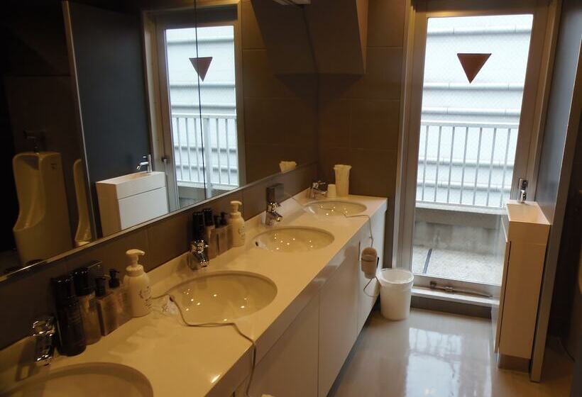 מלון כמוסות The Nell Ueno Okachimachi