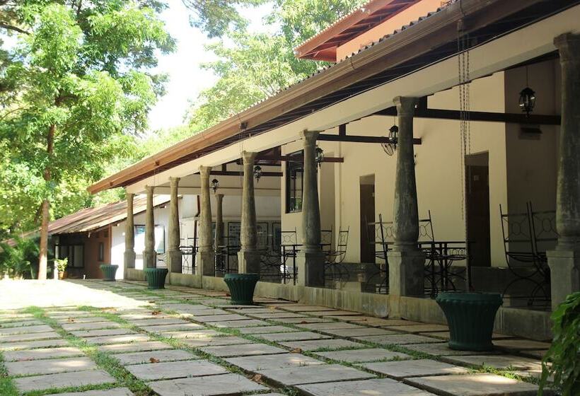 Отель Dambulu Oya Family Park