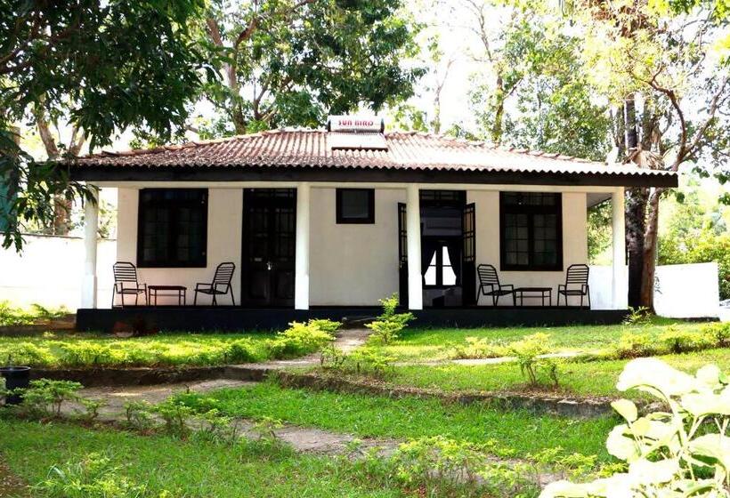 Отель Dambulu Oya Family Park