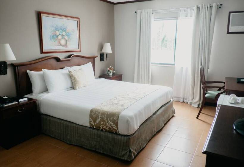 فندق East Asia Royale