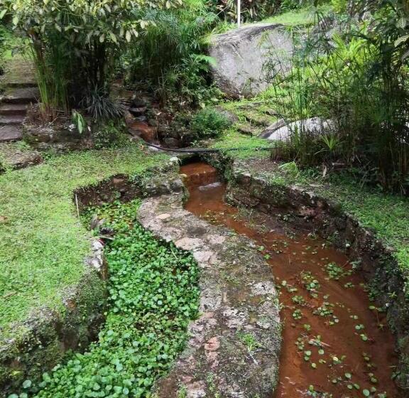 בית מלון כפרי Moonriver Lodge