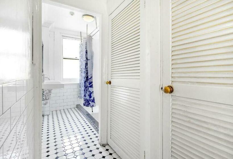 هتل Venus Harbourside   Female Only Hostel